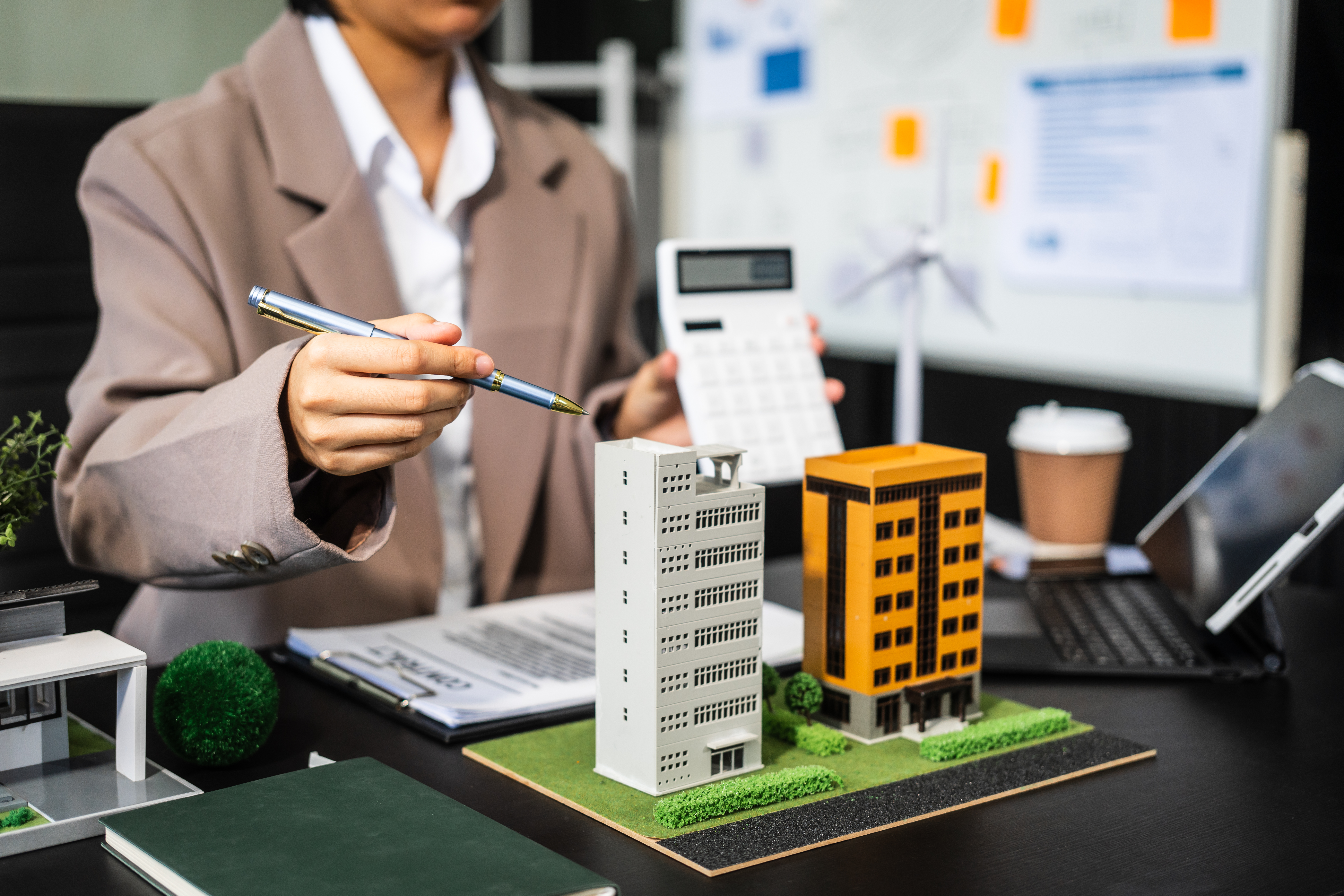 Profesional gestionando activos inmobiliarios con IProperty